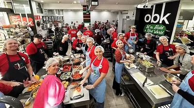 ホームレス支援のための食事準備するボランティアのみなさん